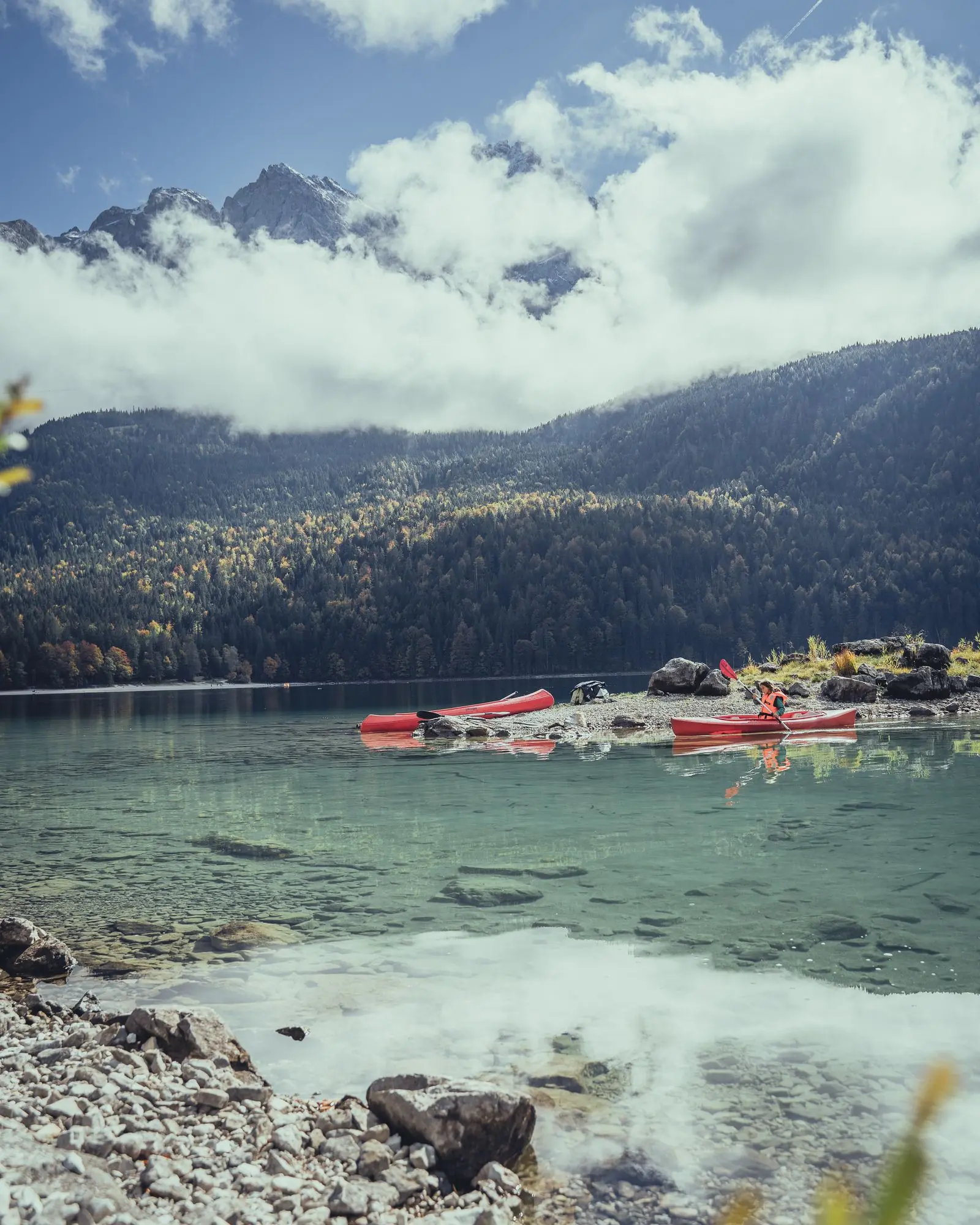 Kayaking und Kanu fahren am Eibsee vor der Zugspitze - Sportfotograf Zugspitze