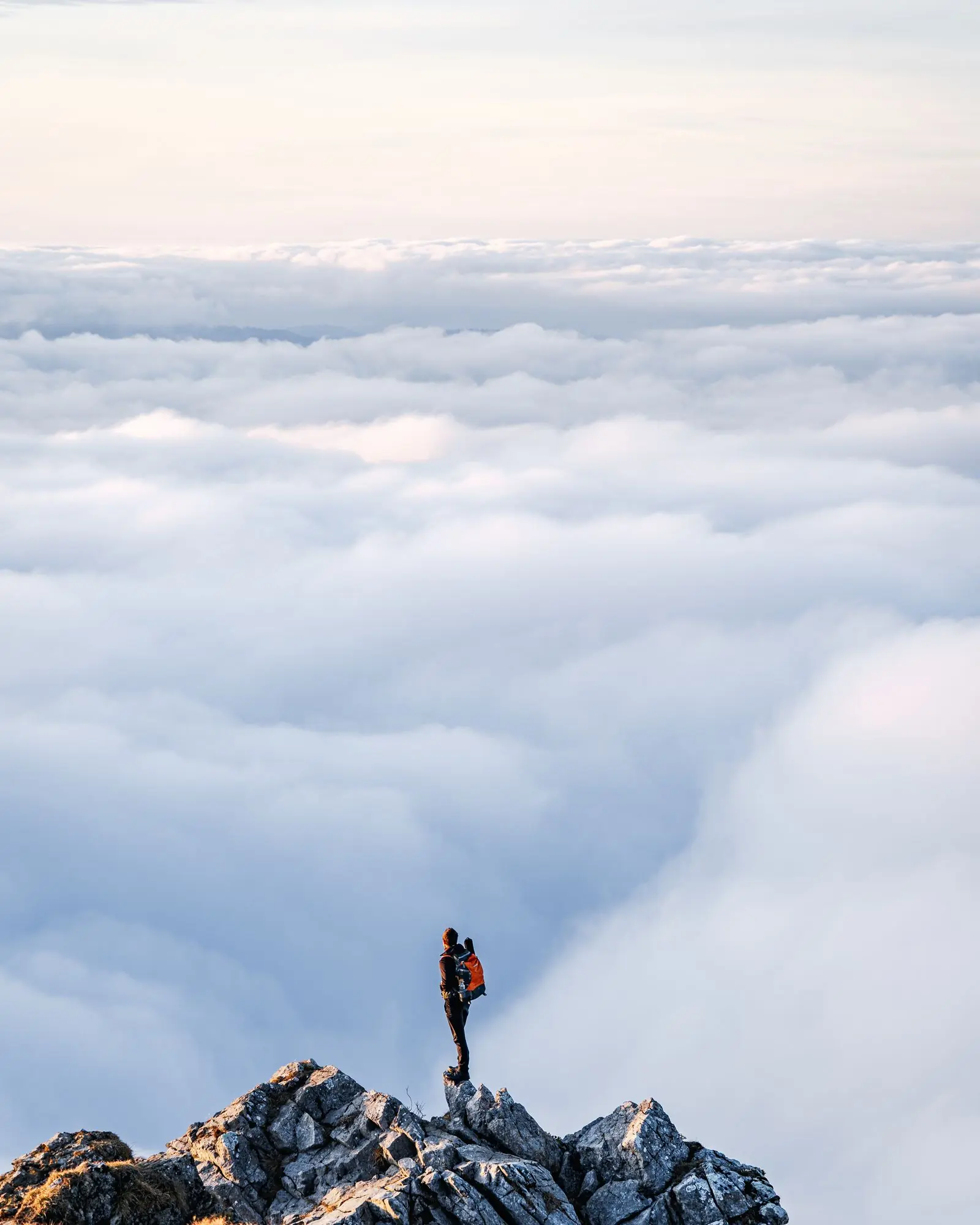 Der Wanderer über dem Nebelmeer auf dem Grünten im Allgäu - Outdoorfotograf Kempten (Allgäu)