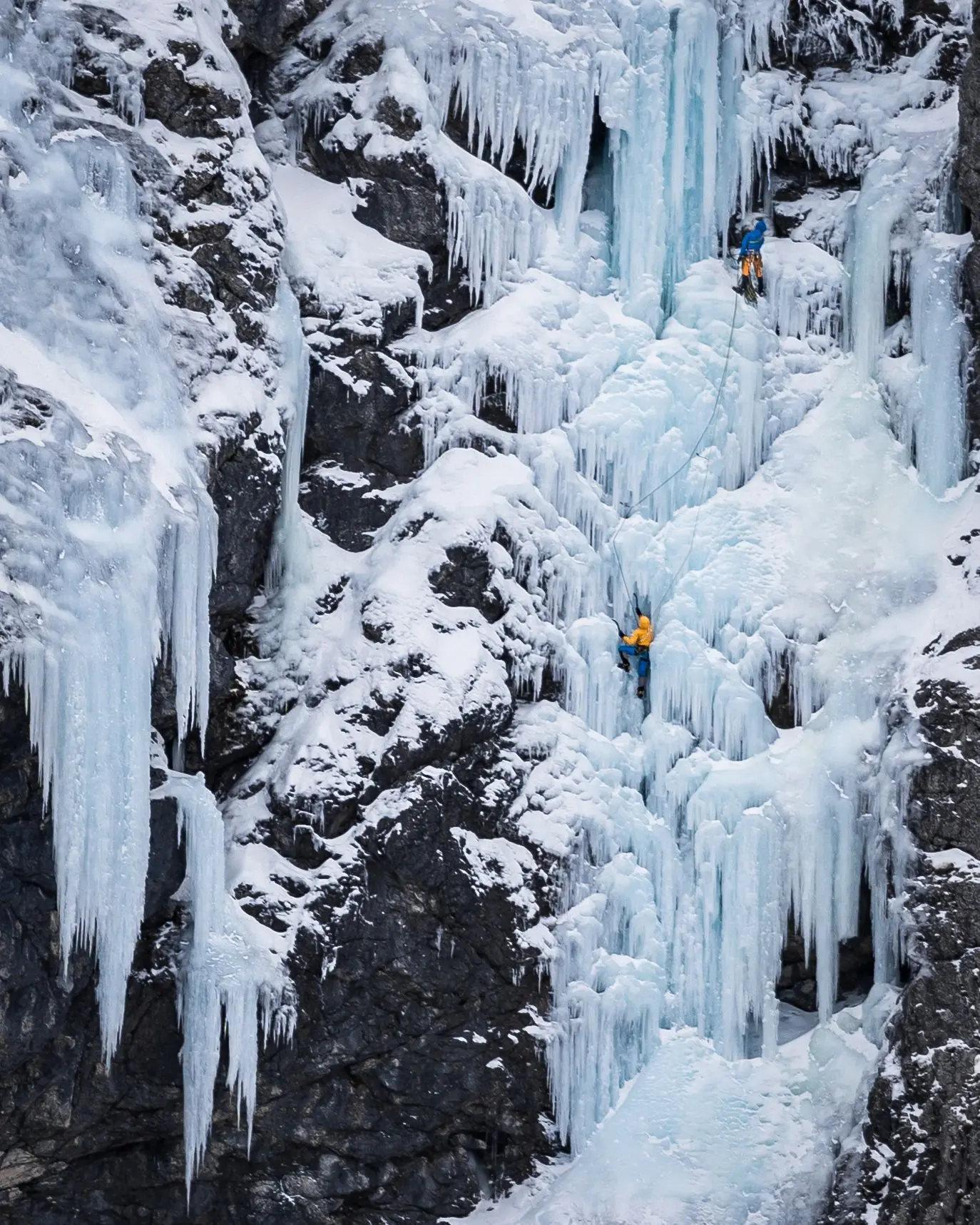 Eisklettern am Rubihorn an einem Wasserfall in Seilschaft des DAV - Sportfotograf Kempten (Allgäu)