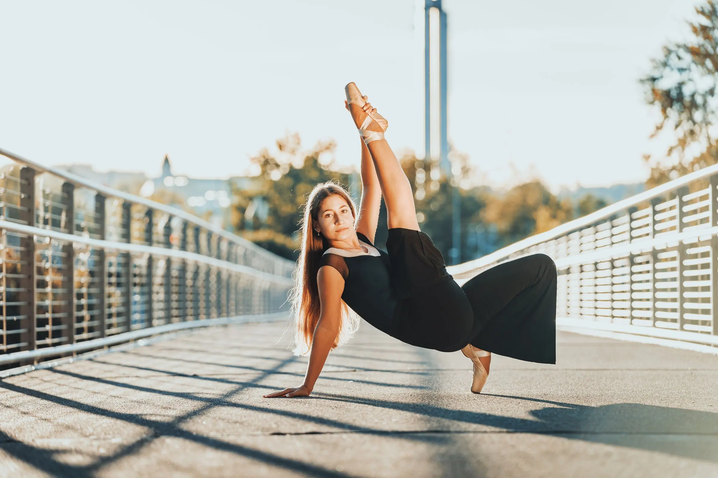 Bewegliche Tänzerin für Ballet in eleganter Pose zum Sonnenuntergang - Bewegungsfotografie Kempten (Allgäu)