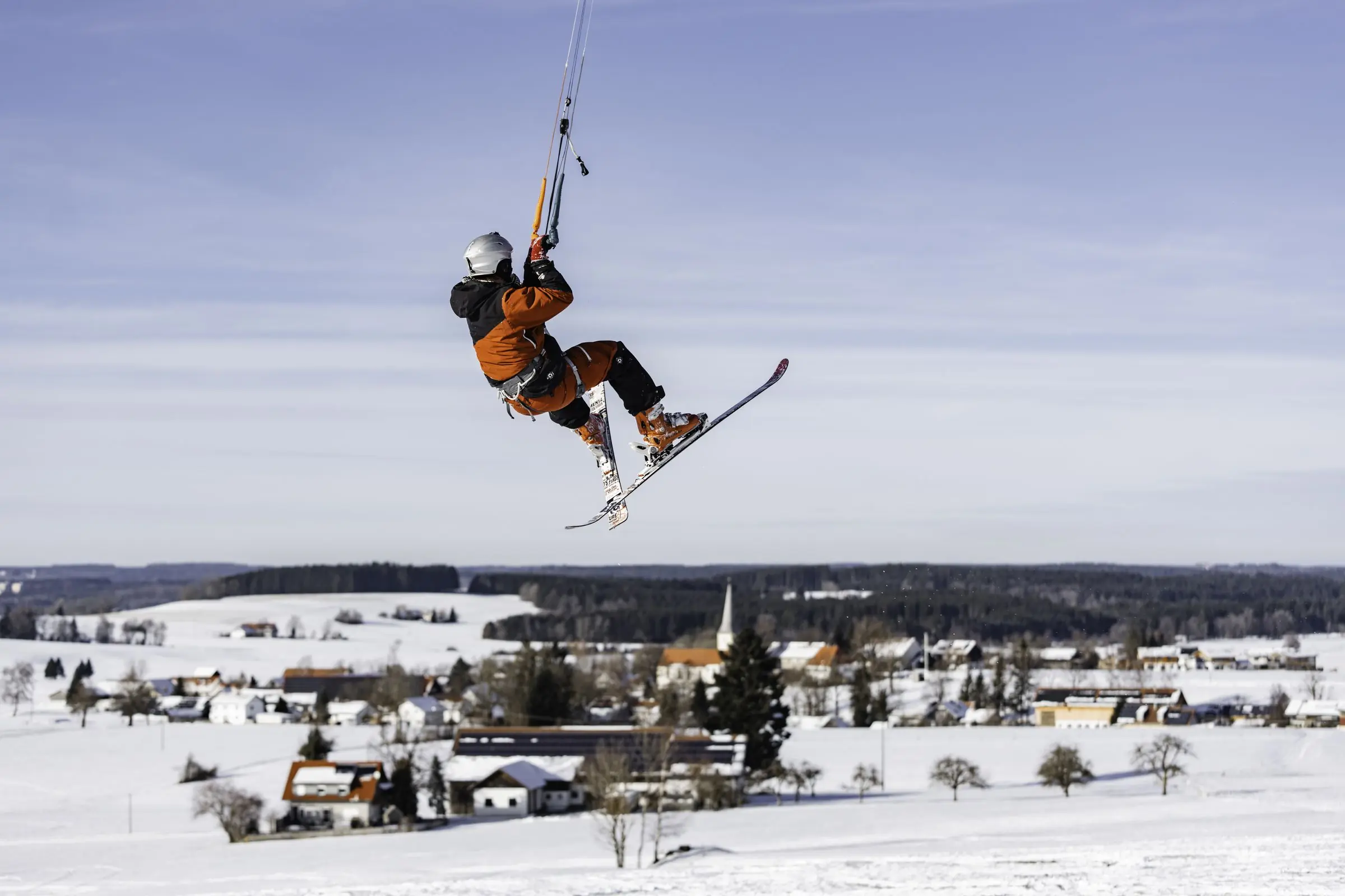 Kitesprung über die Häuser im Winter - Sportfotograf Leutkirch