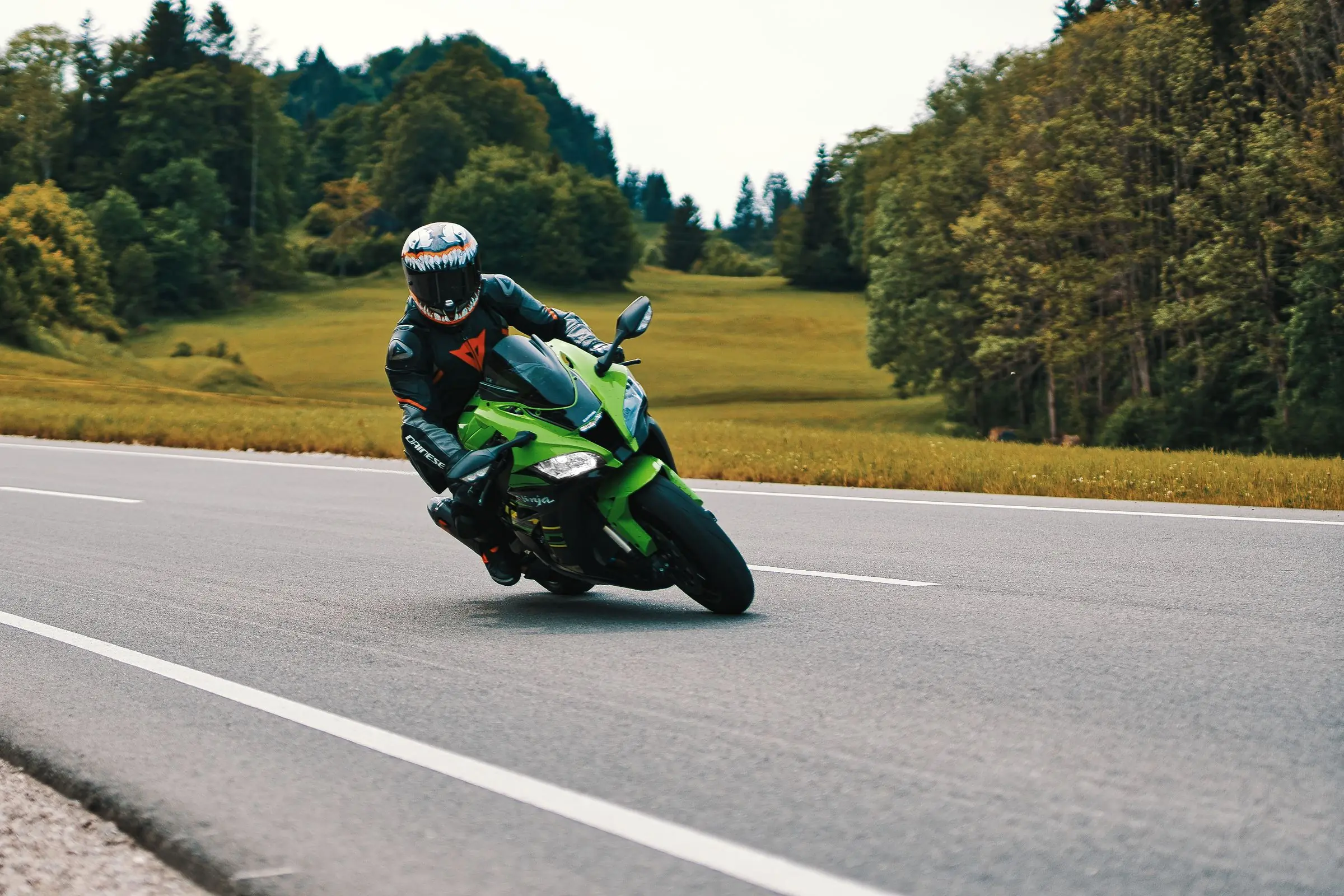 Dynamische Motorrad fahren in den Kurven mit Kawasaki Ninja ZX1000 - Sportfotograf Kempten (Allgäu)