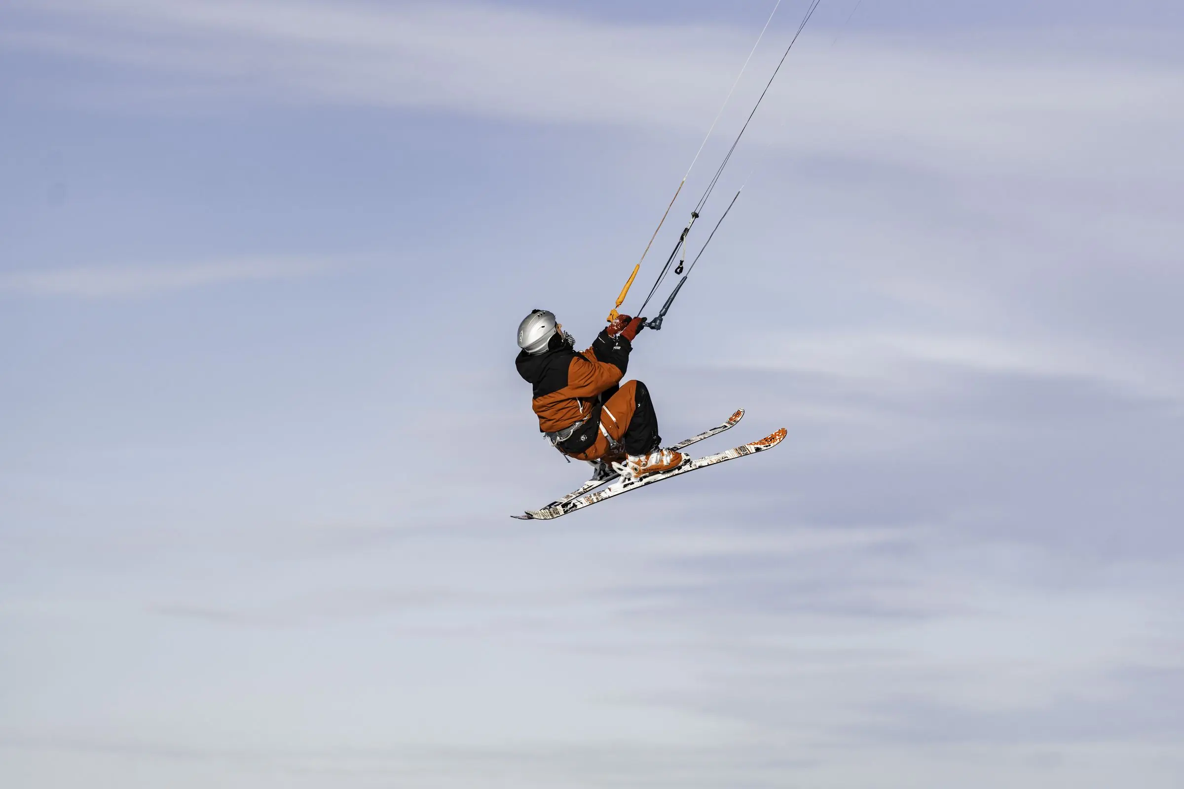 Snowkiten hoher Sprung in den Himmel - Sportfotograf Leutkirch