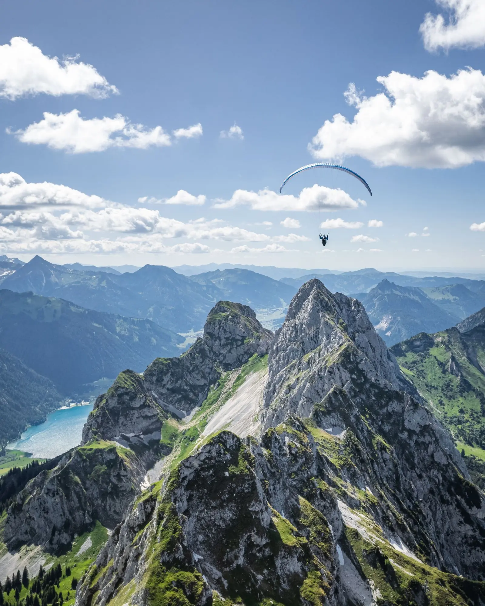 Gleitschirm fliegen im Tannheimer Tal über Gimpel und Rote Flüh - Drohnenfotograf Kempten (Allgäu)