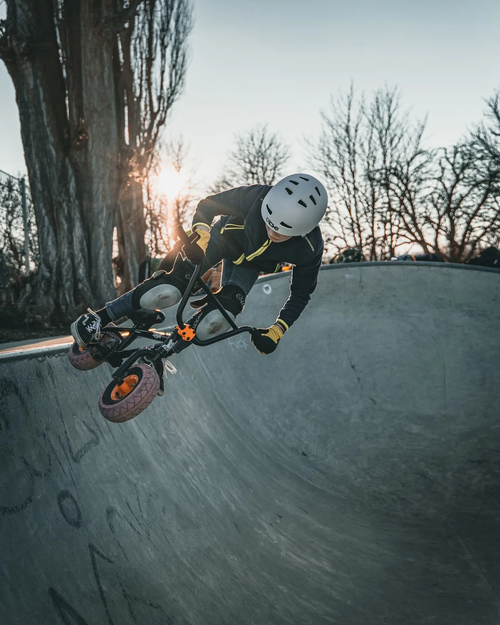 Halpfpipe Roller Jump eines Kindes zum Sonnenuntergang - Action Sportfotografie Kempten (Allgäu)