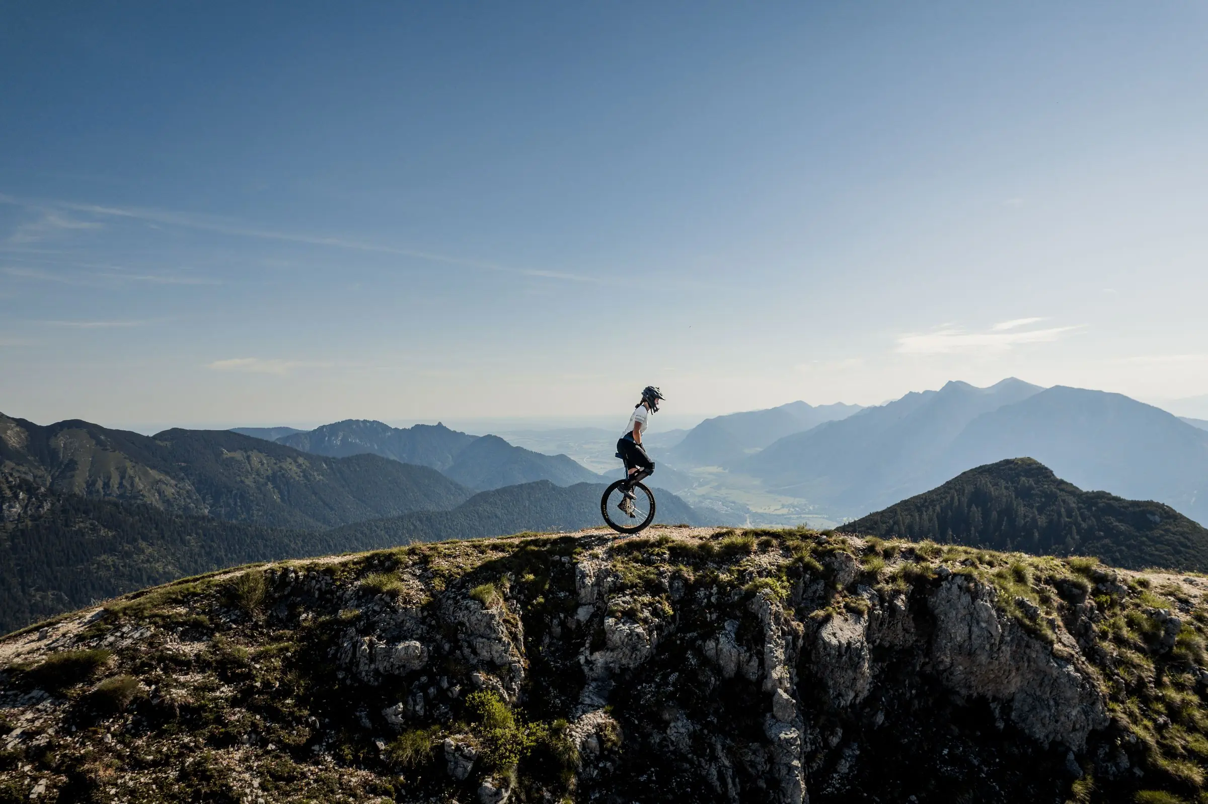 Gradtour mit Einrad auf einem Berg als Drohnenaufnahme in Bayern - Drohnenfotografie Kempten (Allgäu)