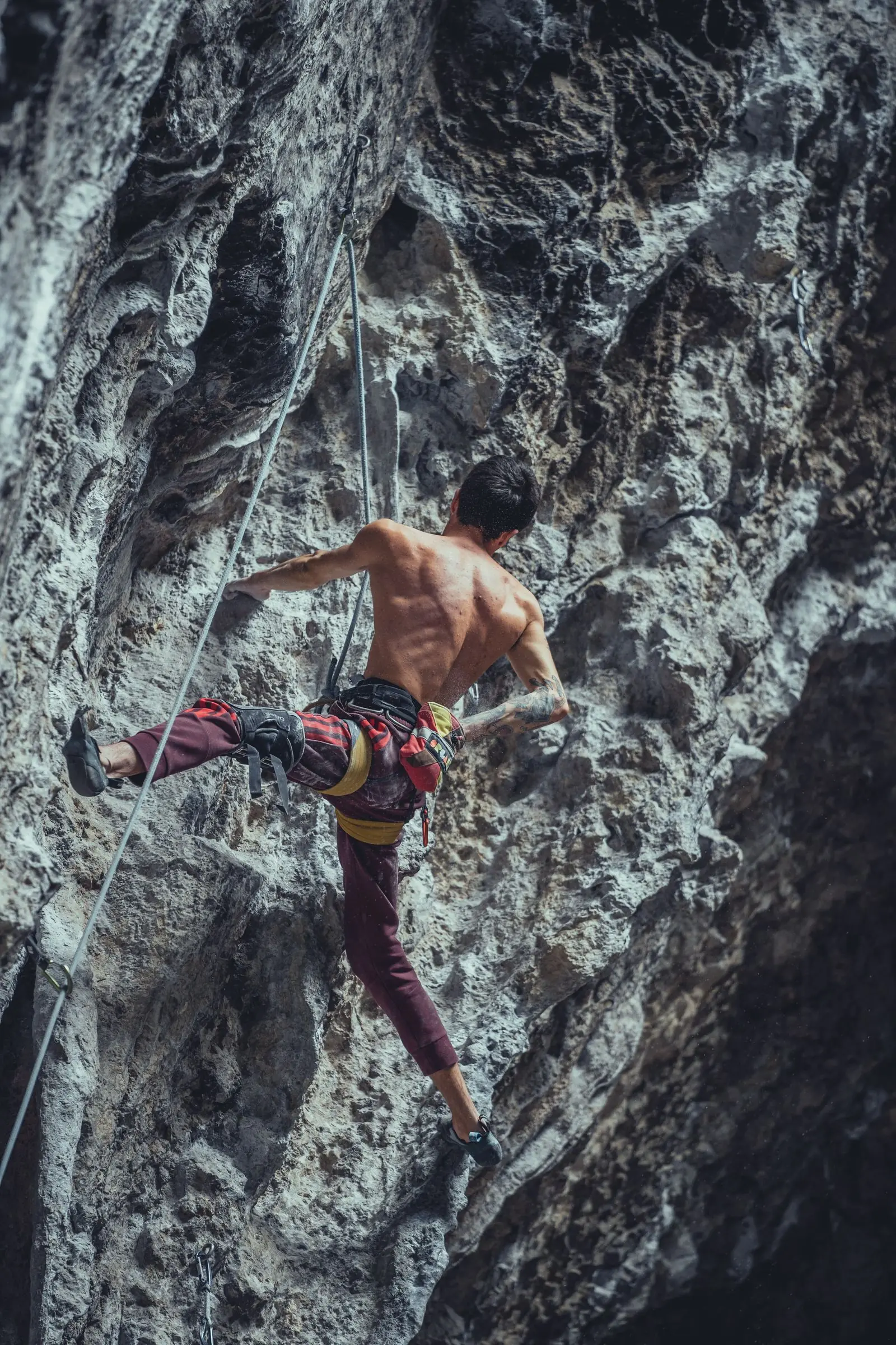 Italienischer Kletterer im Vorstieg am Fels bei Arco am Gardasee - Sportfotograf Bayrische Alpen