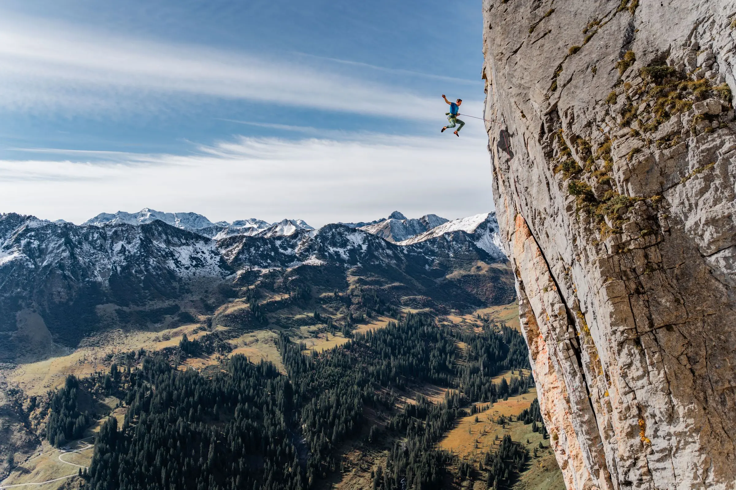 Sprung / Jump eines adrenalingeladenen Kletterer am Hohen Ifen mit Bergpanorama - Sportfotograf DAV Kempten (Allgäu)