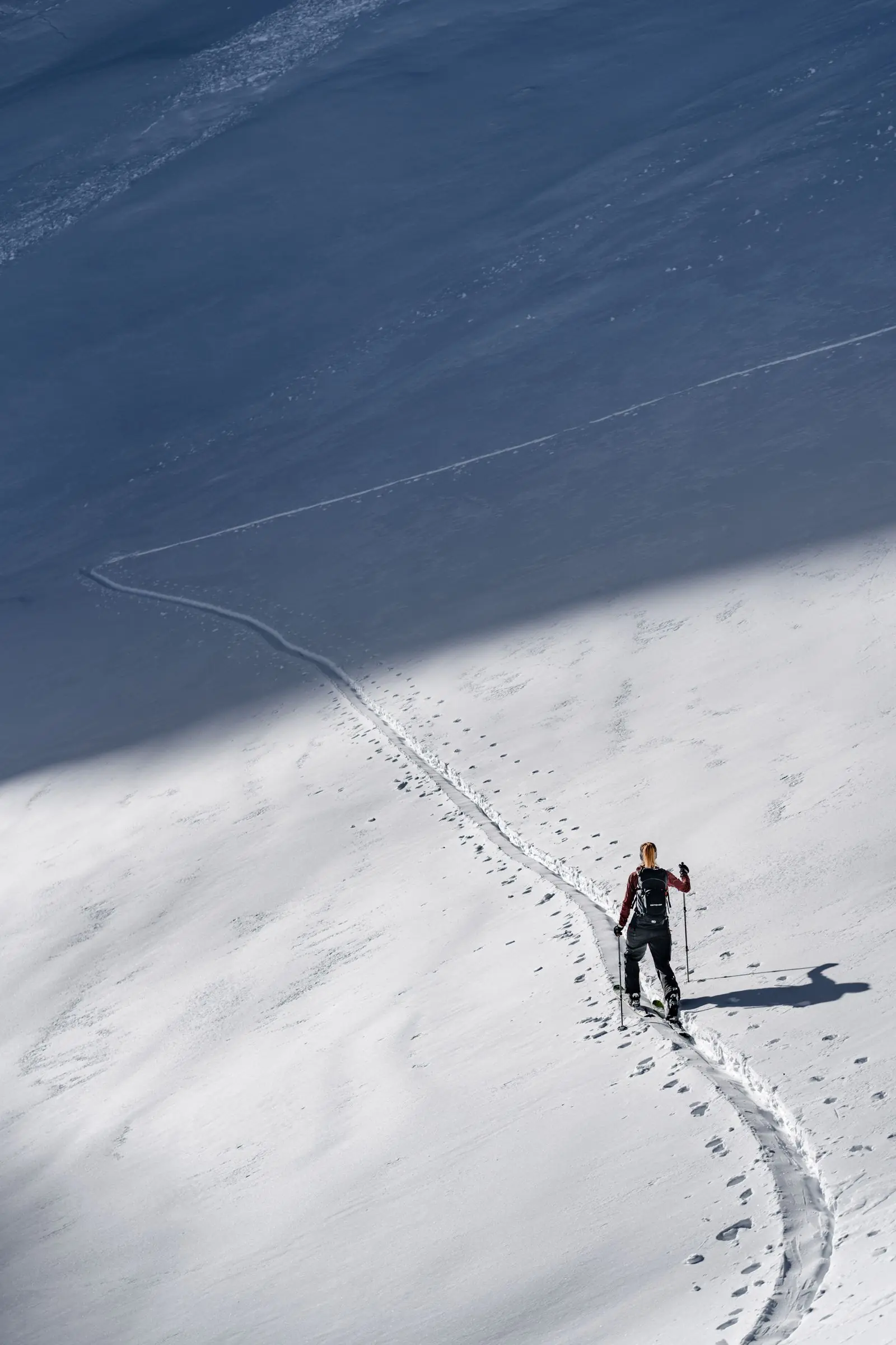 Start / Launch hochkontrast in den Bergen bei einer Skitour am Hohen Ifen im Kleinwalsertal - Sportfotograf Kempten (Allgäu)