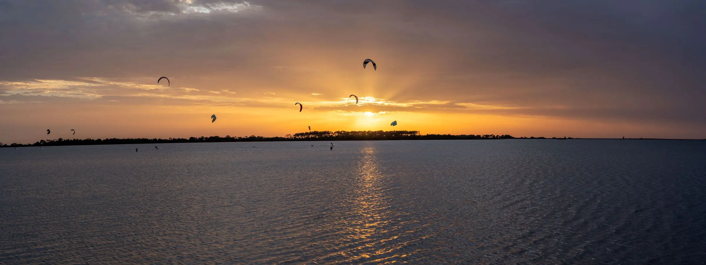 Kiten auf Sizilien in den Sonnenuntergang im flachen Stehgewässer - Action Sportfotograf Kempten (Allgäu)