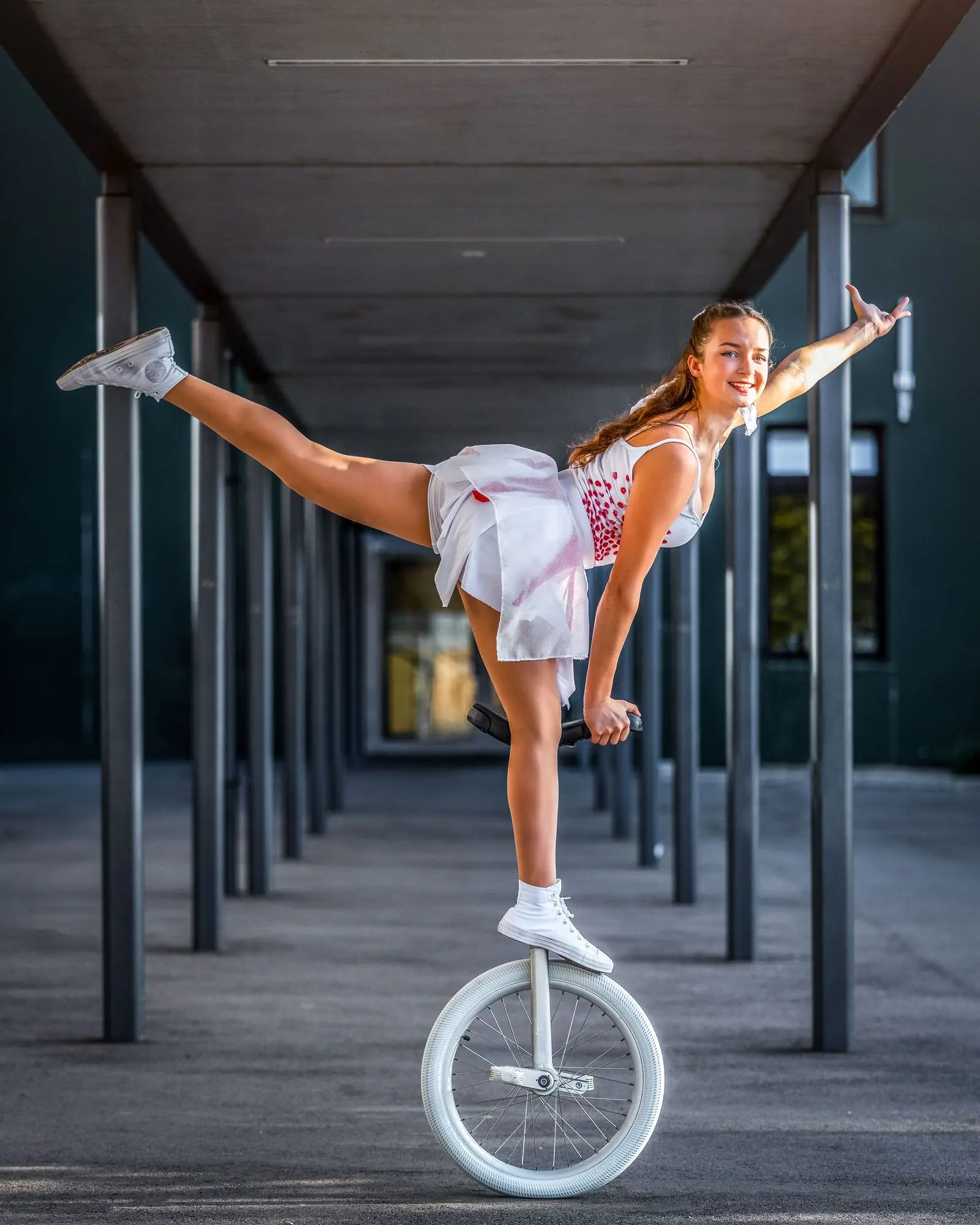 Energiegeladene Freestyle Einradpose im Wettkampf - Sportfotograf Ulm / Neu-Ulm