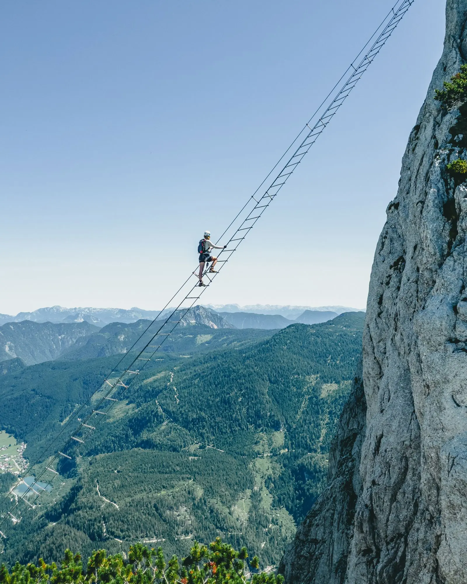 Himmelsleiter im Klettersteig in den Alpen als ungestellte Action - Outdoor Sportfotografie Kempten (Allgäu)